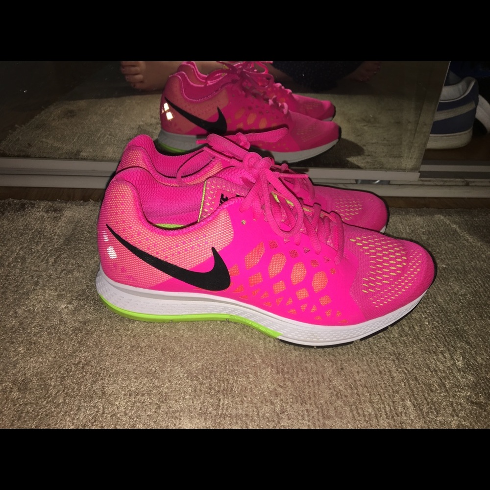 Only worn once pink Nikes size 7.5